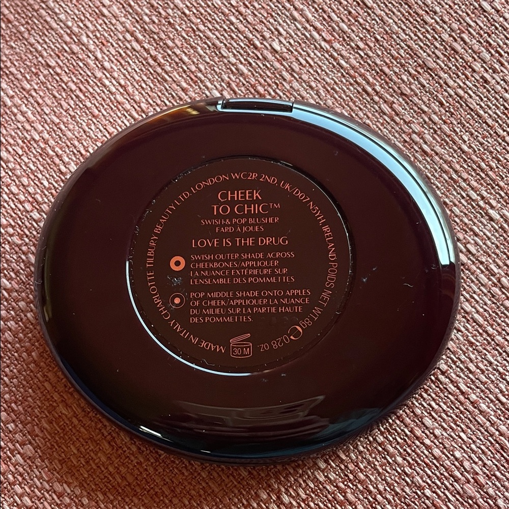Charlotte Tilbury Cheek to Chic Blusher in Love Is The Drug – Rose Gold Compact
